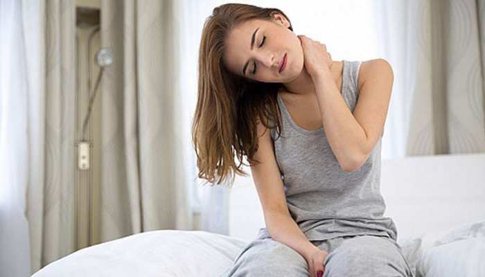 Neck Pain Relief Tips in the Morning after waking up sleeping issues Pillow  | Neck Pain: सुबह-सवेरे गर्दन में होता हैं जोरदार दर्द, ऐसे पाएं चुटकियों  में छुटकारा | Hindi News