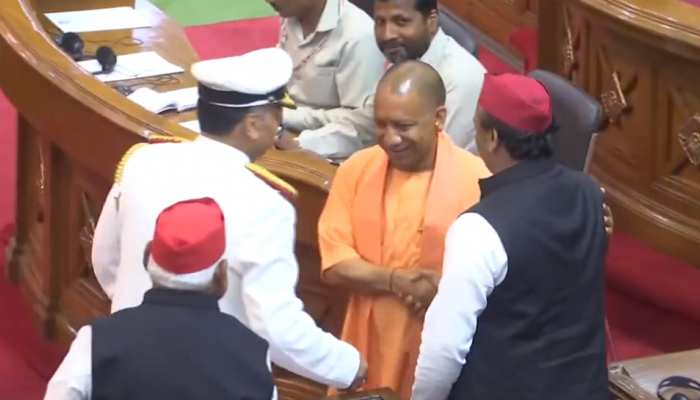 When Cm Yogi And Akhilesh Yadav met face to face for first time in Up  Legislative Assembly watch viral video | जब विधान सभा में पहली बार आमने-सामने  पड़े योगी-अखिलेश, दिया ऐसा