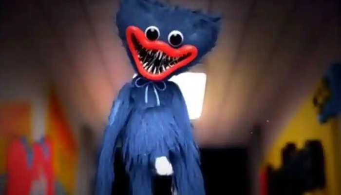parents to be vigilant over menacing cartoon character Huggy Wuggy going viral on internet | ये कार्टून कैरेक्टर बच्चों के लिए बन रहा खतरा, ब्रिटेन की पुलिस ने जारी किया अलर्ट | parents to be vigilant over menacing cartoon character Huggy Wuggy going viral on internet | ये कार्टून कैरेक्टर बच्चों के लिए बन रहा खतरा, ब्रिटेन की पुलिस ने जारी किया अलर्ट |