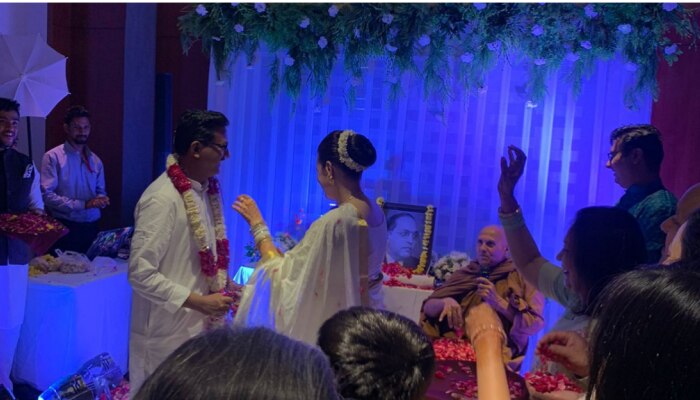 see photos of ias tina dabi and pradeep gawande first wedding pis tina  bridal look in white silk saree | सामने आई IAS टीना डाबी की शादी की पहली  तस्वीर, सफेद रंग