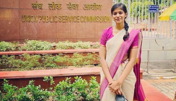 Divya Tanwar IAS: मां ने मजदूरी कर पढ़ाया, पहले प्रयास में IPS, अब IAS बनीं  दिव्या तंवर... कहानी भर देगी जोश-divya tanwar ips now ias rank upsc result  know about haryana mahendragarh -