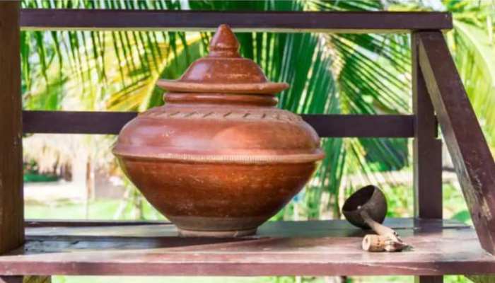 Vastu Tips: घर की इस दिशा में रख लें एक छोटी सी सुराही, पैसों से भर जाएगी तिजोरी! | Keep a small clay pot ghada surahi in north direction of house you