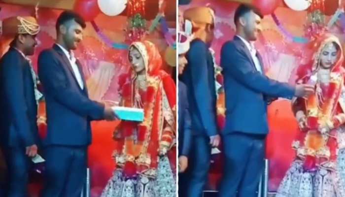 Groom gift milk bottle to bride as wedding gift funny video viral | Wedding Video: दूल्हे के दोस्त ने गिफ्ट की ऐसी चीज, स्टेज पर ही शर्म से लाल हो गई दुल्हन | Groom gift milk bottle to bride as wedding gift funny video viral | Wedding Video: दूल्हे के दोस्त ने गिफ्ट की ऐसी चीज, स्टेज पर ही शर्म से लाल हो गई दुल्हन |