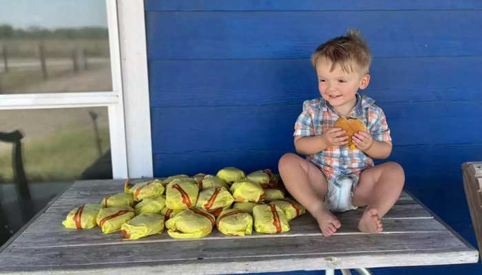 मम्मी का फोन लेकर 2 साल के बच्चे ने किया 31 बर्गर का ऑर्डर, टिप में दे दिए इतने हजार