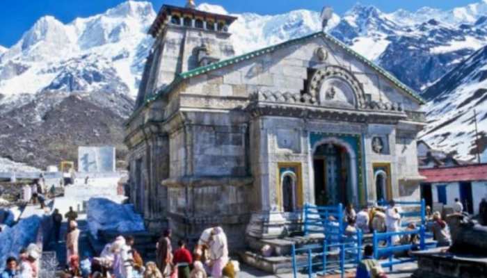 Kedarnath temple traveler was walking with a dog Temple committee s stand strict Nandi | केदारनाथ मंदिर में कुत्ते के साथ घूम रहा था एक यात्री, 'नंदी' के साथ की ये हरकत |
