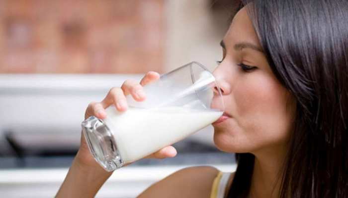 Raw Milk: कच्चा दूध पीना सेहत के लिए फायदेमंद या नुकसानदेह? जान लें क्या है सच