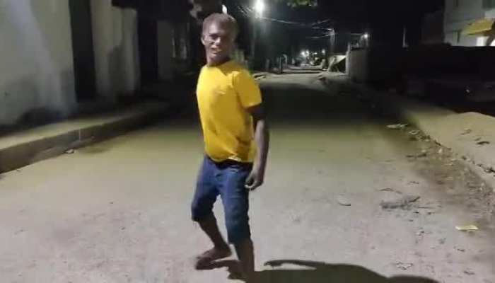 Video: नीतीश के शराबबंदी का उड़ा मज़ाक, बीच सड़क पर शराब पीकर नाचता युवक