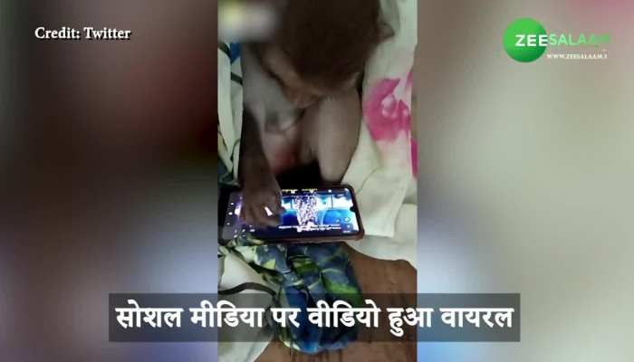 The monkey is busy in listening the song of Khesari Lal Yadav bhojpuri song funny video goes viral | Viral video: Khesari Lal Yadav के गाने का दीवाना हुआ बंदर; लोग भी The monkey is busy in listening the song of Khesari Lal Yadav bhojpuri song funny video goes viral | Viral video: Khesari Lal Yadav के गाने का दीवाना हुआ बंदर; लोग भी