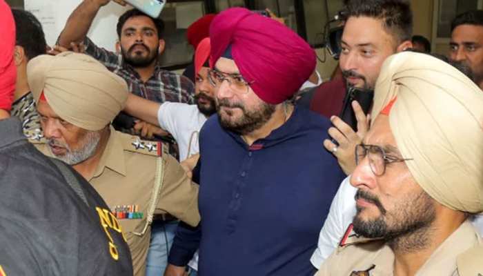 Navjot Singh Sidhu, Sidhu skips jail dinner first night, only takes  medicine, jail staff confirms | Navjot Singh Sidhu: जेल में कैसे बीती नवजोत  सिंह सिद्धू की पहली रात, जान लीजिए |