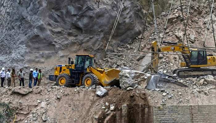 Ramban Tunnel Collapsed: 4 मजदूरों की मौत, छह की तलाश जारी; 40 घंटे से चल रहा ऑपरेशन