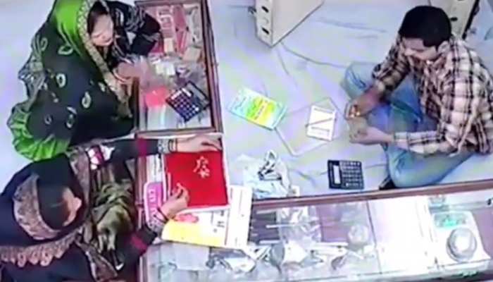 Video: दुकानदार के सामने सोना निगल गई महिला चोरनी, कैमरे में रिकॉर्ड हुई करतूत
