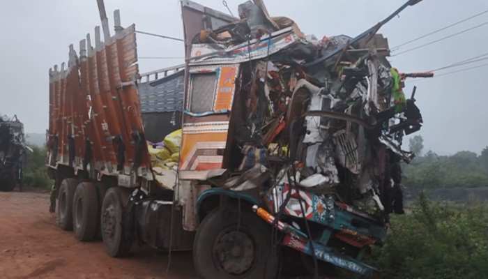 7 killed in road accident in Karnataka Hubli | Karnataka Road Accident:  टेकओवर के दौरान लॉरी से टकराई बस, 7 लोगों की मौत; 26 घायल | Hindi News, देश