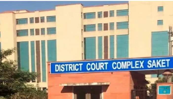 Saket <a href='https://indiadailyupdate.com/us-supreme-court-temporarily-blocks-deportations-of-venezuelan-migrants-under-wartime-law-reuters-41' target='_blank' rel='follow'>court</a> की ताज़ा खबरे हिन्दी में | ब्रेकिंग और लेटेस्ट न्यूज़ in Hindi – Zee News Hindi” width=”491″ height=”281″ /></p>
<p>नई दिल्ली: राजधानी दिल्ली के साकेत कोर्ट परिसर में गुरुवार दोपहर एक चौंकाने वाली घटना सामने आई, जहां कोर्ट के लॉकअप में दो कैदियों ने एक अन्य कैदी की बेरहमी से हत्या कर दी। यह घटना कोर्ट परिसर की सुरक्षा व्यवस्था पर गंभीर सवाल खड़े कर रही है।</p>
<p>जानकारी के अनुसार, हत्या उस समय हुई जब कैदियों को सुनवाई के लिए कोर्ट में पेश किया जा रहा था। कोर्ट की ग्राउंड फ्लोर पर स्थित लॉकअप में विचाराधीन कैदी अमन पर दो अन्य कैदियों – जितेंद्र और जयदेव – ने अचानक हमला कर दिया। यह हमला पुराने आपसी विवाद की वजह से हुआ बताया जा रहा है।</p>
<p>माना जा रहा है कि अमन और जितेंद्र के बीच 2024 में जेल के बाहर चाकूबाजी की एक घटना हुई थी, जिसकी रंजिश अब तक बनी हुई थी। मौका मिलते ही साकेत कोर्ट परिसर में दोनों आरोपियों ने अमन पर धारदार हथियार से हमला कर दिया। बताया जा रहा है कि यह घटना दोपहर करीब 12:30 से 1:00 बजे के बीच लंच के समय हुई।</p>
<p>हमले में अमन के सिर पर गंभीर चोटें आईं। उसे तत्काल कोर्ट की डिस्पेंसरी में ले जाया गया, जहां से हालत नाजुक देख उसे एम्स ट्रॉमा सेंटर रेफर किया गया। लेकिन वहां डॉक्टरों ने उसे मृत घोषित कर दिया।</p>
<p>यह घटना अदालत परिसर के उस हिस्से में हुई, जिसे सबसे सुरक्षित माना जाता है – जहां जज मौजूद होते हैं और रोजाना सैकड़ों मामलों की सुनवाई होती है। ठीक उसी परिसर में, सभी के सामने दिनदहाड़े हत्या होना सुरक्षा व्यवस्था की विफलता को उजागर करता है।</p>
<p>यह मामला राजधानी में जेल और कोर्ट की सुरक्षा व्यवस्था की बड़ी चूक की ओर इशारा करता है। इस घटना ने 2 मई 2023 को तिहाड़ जेल में हुई गैंगस्टर टिल्लू ताजपुरिया की हत्या की यादें ताजा कर दी हैं, जब सिपाहियों के सामने ही उसे धारदार हथियारों से मौत के घाट उतार दिया गया था।</p>
<p>फिलहाल पुलिस मामले की जांच कर रही है और दोनों आरोपियों से पूछताछ जारी है। सवाल यह उठ रहा है कि आखिर इतने सुरक्षित माने जाने वाले कोर्ट परिसर में कैदियों <a href='https://sgtechnologysolutions.com/motorola-razer-50-ultra-price-in-india-%e0%a4%a7%e0%a4%be%e0%a4%82%e0%a4%b8%e0%a5%82-%e0%a4%ab%e0%a5%80%e0%a4%9a%e0%a4%b0%e0%a5%8d%e0%a4%b8-%e0%a4%95%e0%a5%87-%e0%a4%b8%e0%a4%be%e0%a4%a5-%e0%a4%b9' target='_blank' rel='follow'>के</a> पास हथियार कैसे पहुंचे? और क्या यह सुरक्षा चूक किसी बड़ी साजिश का हिस्सा है?</p>
<p>यह घटना एक बार फिर से अदालतों, जेलों और कोर्ट लॉकअप की सुरक्षा व्यवस्था पर पुनर्विचार की जरूरत को रेखांकित करती है।</p>
        </div>

        <footer>
            <!-- post pagination -->            <!-- review -->
            <div class=