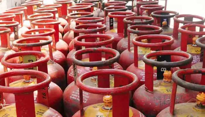 LPG Latest Price: एलपीजी की कीमतों में भारी गिरावट, 135 रुपये सस्ता हुआ सिलेंडर