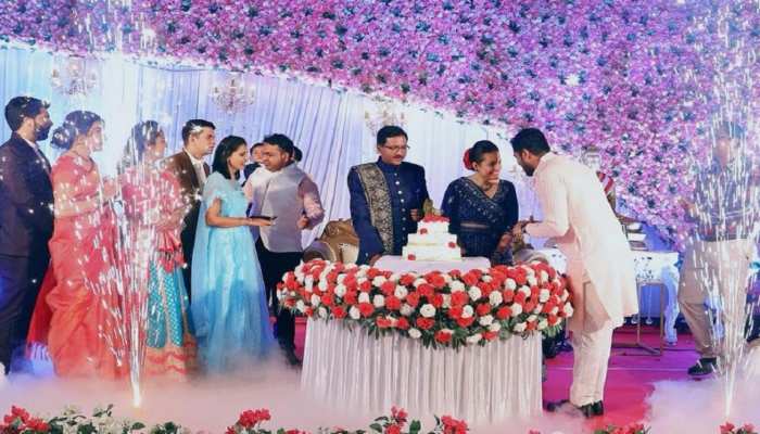 Watch tina dabi first wedding album latest photos with hubby pradeep  gawande check fans reaction | Tina Dabi Wedding Album: IAS टीना डाबी ने  शेयर किया शादी का पहला एल्बम, फैंस बोले