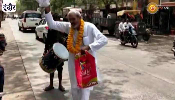 नामांकन भरते ही नेता जी ने हंसते हुए हटाया पत्नी का घूंघट, देखिए VIDEO 