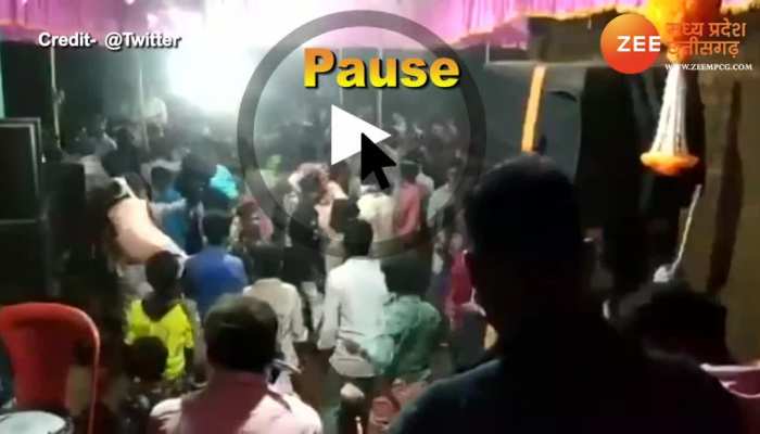 मस्ती में नाच रहे थे लोग तभी DJ वाले ने बदला गाना, देखिए फिर क्या हुआ video