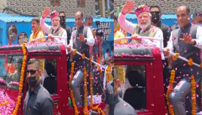 एक बार फिर हिमाचल पहुंचे प्रधानमंत्री मोदी, जीप में सवार होकर किया रोड शो