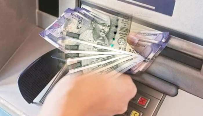 इस ATM से पांच सौ के बदले निकले 2500 रुपये, पैसे निकालने की लिए जुटी भारी भीड़