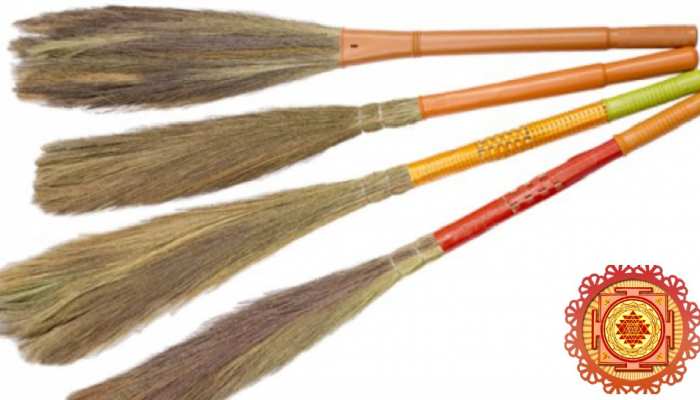 Broom Tips: घर में झाड़ू से संबंधित इन बातों का रखें ख्याल, वरना हो सकते हैं कंगाल