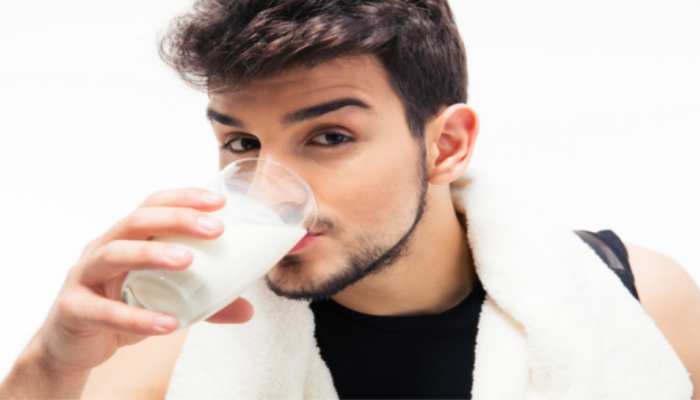 सोने से पहले पुरुष दूध में मिलाकर पिएं ये 5 चीजें, दोगुनी हो जाएगी ताकत