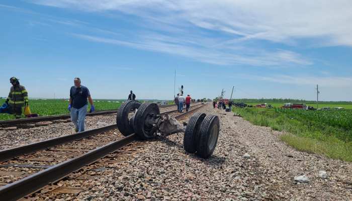 तेज रफ्तार पैसेंजर ट्रेन के टकराने से ट्रक के उड़ गए परखच्चे, 46 लोगों की मौत