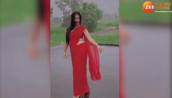 भाभी ने बारिश में किया कमरतोड़ डांस, देखिये बारिश में कैसे भीगी भाभी