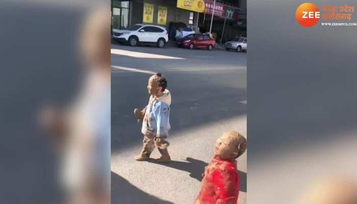पहले कीचड़ में नहाया, फिर जूता हाथ में लिया और सड़क पर निकला बच्चा VIDEO