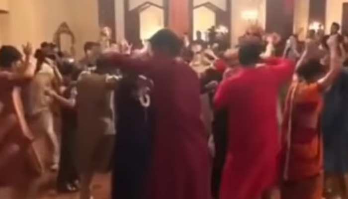 Viral Video: शादी में मस्ती से डांस कर रहे थे रिश्तेदार, अचानक जमीन में समा गए सभी