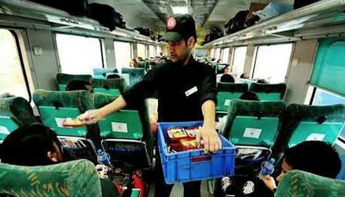 ट्रेन में कितने रुपये में मिलता है खाने-पीने का सामान, यहां चेक करें पूरी लिस्ट 