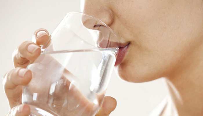 क्या गर्म पानी पीने से कोलेस्ट्रॉल कम होता है? खतरा बढ़ने से पहले जानें सच