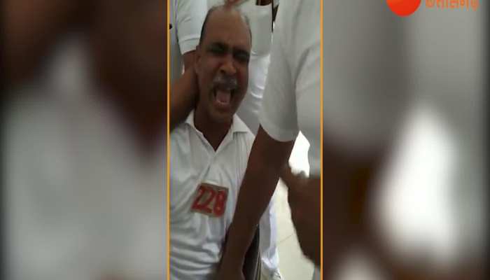 इंजेक्शन लगवाने के दौरान शख्स की बच्चों जैसी हरकत वायरल, VIDEO देख लगाएंगे ठहाके