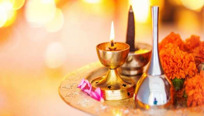 Vastu Tips: पूजा-पाठ के बाद जल्द हटा लें फूल, शव के सामान माने जाते हैं सूखे फूल