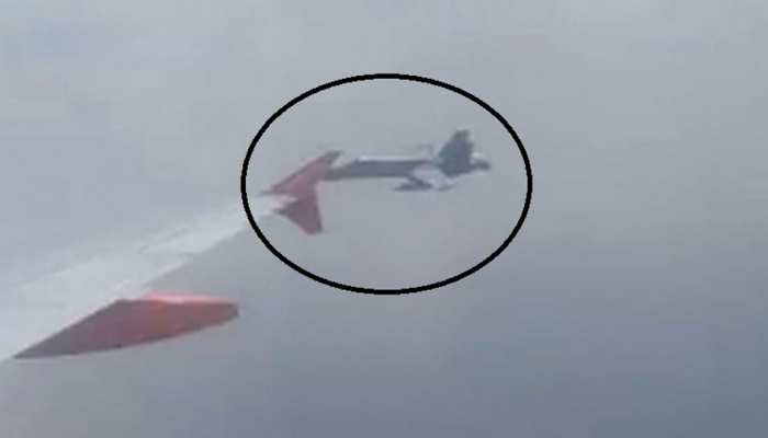 हवा में उड़ने विमान के एकदम करीब आ गया फाइटर जेट, यात्रियों की अटकी सांसें, VIDEO