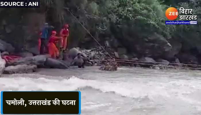 नंदानगर के सीतोल मोटर रोड पर एनडीआरएफ की टीम ने नदी में बह रही गाय को जिंदा बचाया