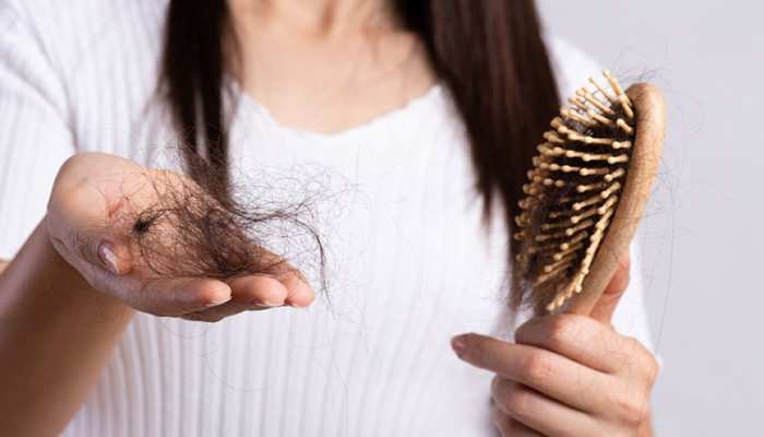 hair care tips hair fall due to these reasons | [Hair Care Tips: इन कारणों से झड़ते हैं बाल, बचाव करने के लिए अपनाएं ये तरीके | Hindi News, वेलनेस hair care tips hair fall due to these reasons | [Hair Care Tips: इन कारणों से झड़ते हैं बाल, बचाव करने के लिए अपनाएं ये तरीके | Hindi News, वेलनेस
