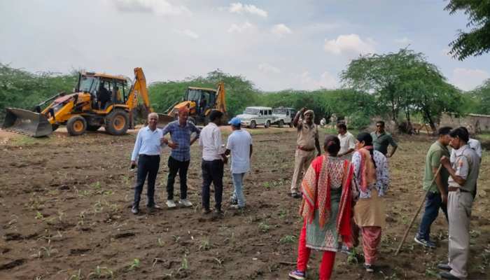 चारागाह की भूमि पर दबंगों का कब्जा, 180 बीघा जमीन पर दौड़ा 6 बुलडोजर