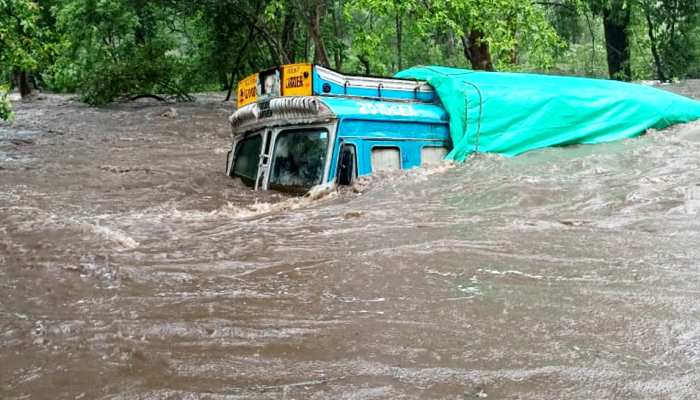 बीच नाले में बंद हुआ चावल से भरा ट्रक तो भागा ड्राइवर, देखते ही देखते बाढ़ में बहा 