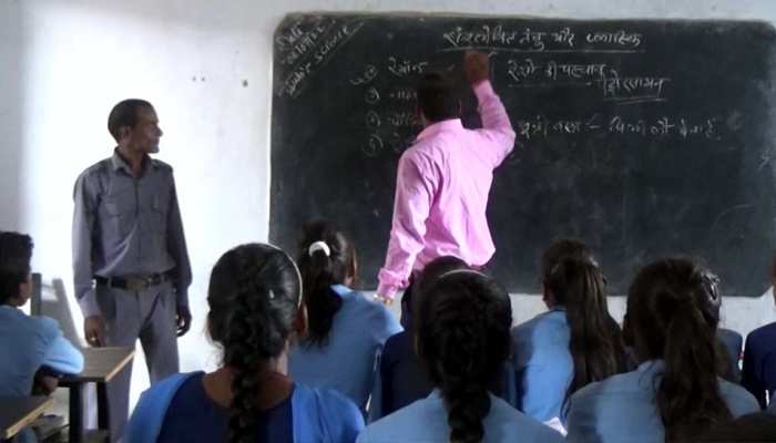 Government School teacher in uniform Gaya district Bihar Sarkari school  students | इस Sarkari School में टीचर भी पहनकर आते हैं यूनिफॉर्म, क्लास में  छात्रों को यूं कराते हैं पढ़ाई | Hindi News