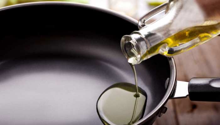 High Cholesterol को करना चाहते हैं कम, तो इन 5 Unsaturated Cooking Oil से पकाएं खाना
