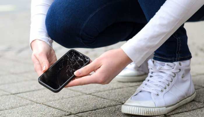 ऊपर से गिरा Smartphone और चटक गई है स्क्रीन? इस तरह घर बैठे फोन को बनाएं नए-जैसा