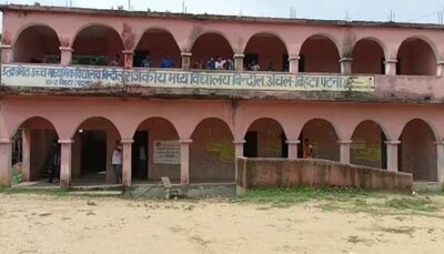 School Opens Only For Attendance In Bihar Question On Bihar Education  System | Bihar News: à¤¸à¤¿à¤°à¥à¤« à¤…à¤Ÿà¥‡à¤‚à¤¡à¥‡à¤‚à¤¸ à¤•à¥‡ à¤²à¤¿à¤ 'à¤–à¥à¤²à¤¤à¤¾ à¤¹à¥ˆ' à¤¯à¥‡ à¤¸à¥à¤•à¥‚à¤², à¤ªà¥à¤°à¥‡à¤œà¥‡à¤‚à¤Ÿ à¤¸à¤°  à¤¬à¥‹à¤²à¤•à¤° à¤˜à¤° 
