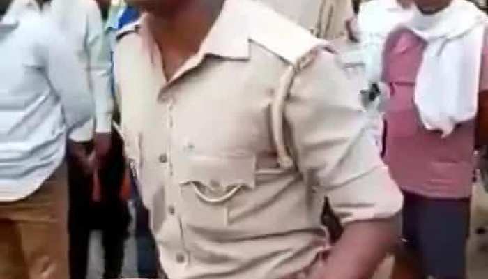 UP Police Crying for food: हाथ में खाने की थाली लेकर आखिर क्यों फुट-फुट कर रोया यह UP पुलिस