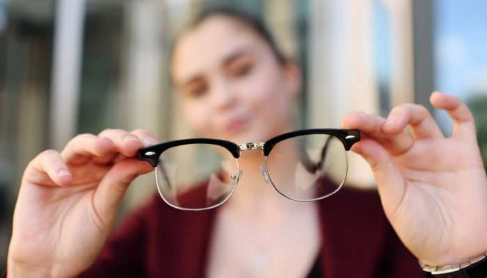 आंखों की रोशनी बढ़ाने के डाइट में शामिल करें ये 3 चीजें, नहीं पहनना पड़ेगा चश्मा!