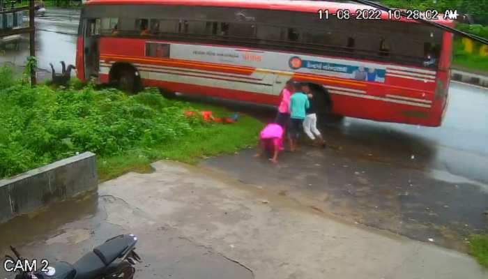 WATCH: हाईवे पर बस ने मारी टक्कर, बाल-बाल बची युवक की जान; वीडियो वायरल