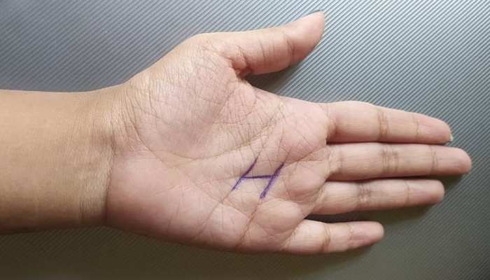 हाथ में ' H' का निशान देता है 40 साल की उम्र के बाद में बेशुमार धन-दौलत
