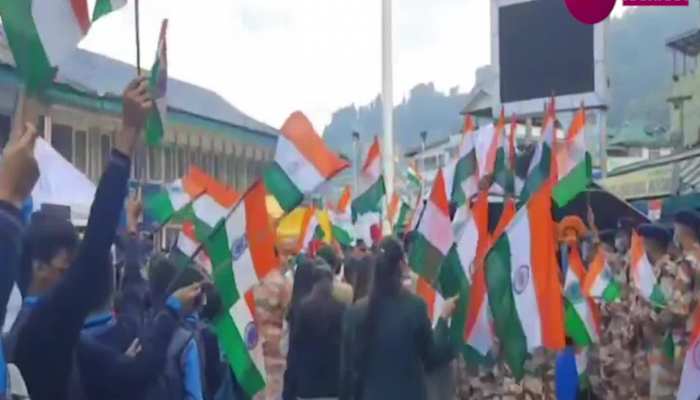 Video: आजादी की 75वीं वर्षगांठ पर सिक्किम में धूम, हेलीकॉप्टर से बरसाए गए फूल