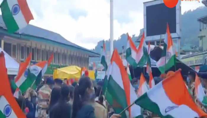 Har Ghar Tiranga : सिक्किम में लहराया तिरंगा, हेलिकॉप्टर से की फूलों की बारिश 