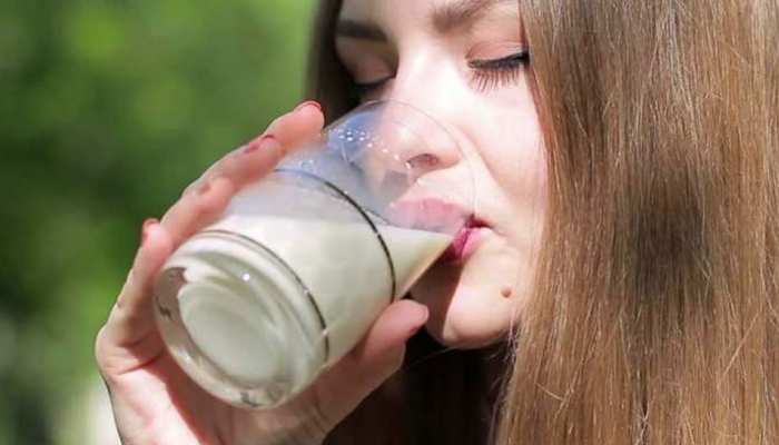 दूध पीने के बाद भूलकर भी ना खाएं ये चीजें, हो सकते हैं बड़े नुकसान