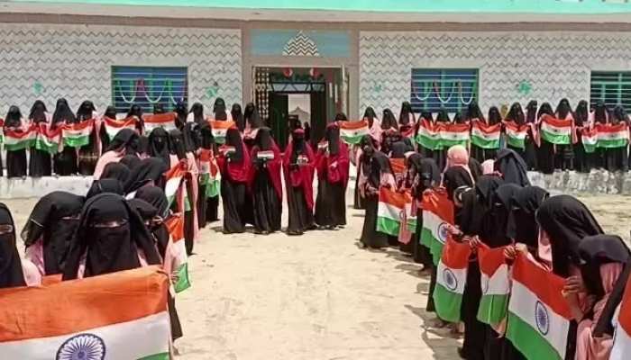 बीकानेर में हिजाब पहने लड़कियां मदरसे से तिरंगा लेकर निकली, बोलीं- मेरी जान तिरंगा है